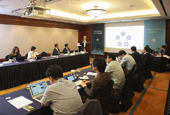 23일 서울 삼성동 파르나스 호텔에서 열린 한국CA 계정 및 접근 관리솔루션 전략 발표회'에서 회사 관계자가  IAM 솔루션에 대해 설명하고 있다.